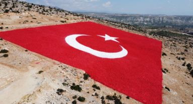 Mersin'de zemine işlenmiş büyük Türk bayrağı boyandı