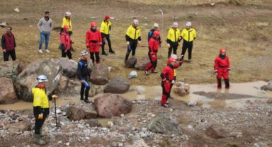 Selde kaybolan vatandaşın kıyafetleri bulundu