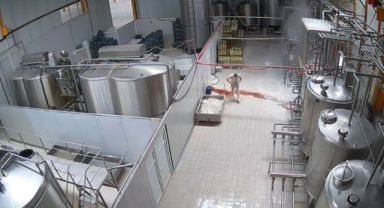 Süt kazanı patladı, vücudu yandı