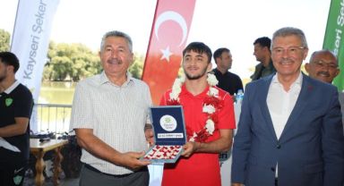 U20 ve U23 Avrupa Güreş Şampiyonası’nda madalya kazanan Kayseri Şekersporlu mili güreşçiler için Kayseri Şeker Göl Tesislerinde ödül töreni düzenlendi.