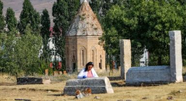 Van'da Selçuklu Mezarlığı'nda ortaya çıkarıldı ilk defa karşılaşıyoruz