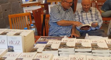 21. YÜZYIL HİCAZ SEYAHATNAMESİ İÇİN İMZA VE TANITIM GÜNÜ YAPILDI