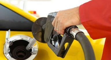 Akaryakıta indirim geldi tabela değişti! Benzin ve motorinin litre fiyatı belli oldu