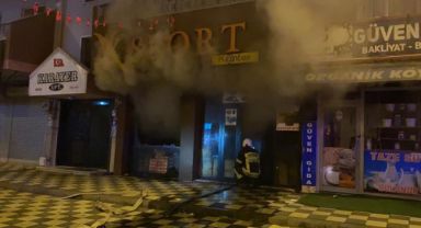 Ayakkabı dükkanında çıkan yangın itfaiye ekipleri tarafından söndürüldü
