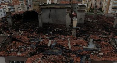 Binanın çatısında çıkan yangının hasarı gündüz görüntülendi