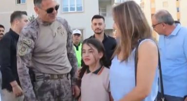 Emniyet müdürü gönülleri ısıttı, şehit kızını okula bıraktı