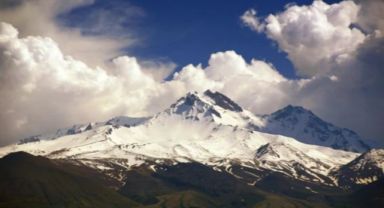 Erciyes'e sezonun ilk karı düştü