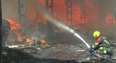  Fabrika yangınına 78 personel ve 22 araç müdahale etti