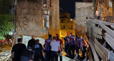 Fatih'te korku dolu anlar! 3 katlı bir bina çöktü