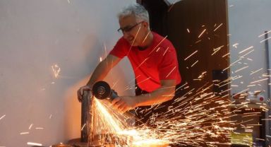 Hurdalıktan topladığı malzemeler ile geleceğin şampiyonlarını yetiştiriyor