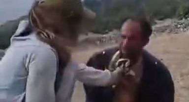 İki kızdan engelli çobana sopalı işkence: Biri dövdü, diğeri kayda aldı