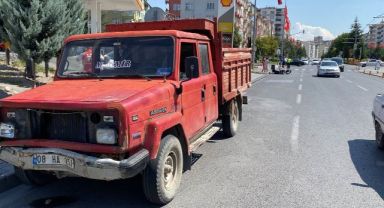 Kamyonetle motosiklet çarpıştı: 1 ağır yaralı