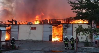Kayseri'de keçe fabrikasında büyük yangın
