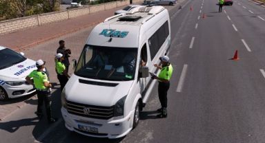 Kayseri polisi öğrencilerin güvenliği için okul servislerini denetliyor