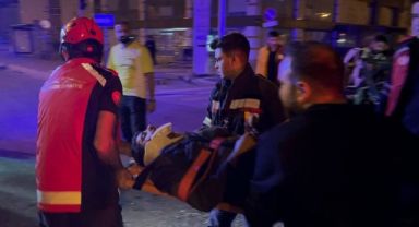 Otobüsle çarpışan otomobilin sürücüsü araç içinde sıkıştı