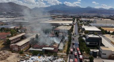 Sünger fabrikasında büyük yangın havadan görüntülendi