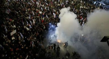 Tel Aviv yanıyor: Binlerce kişi sokakta! Polis ile birbirlerine girdiler