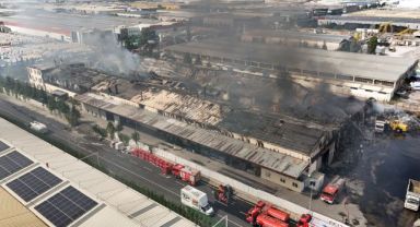 Yatak keçesi üreten fabrikadaki yangın 17 saatte tamamen söndürüldü