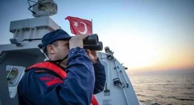 Yunan sahil güvenlik botu arkasına bakmadan kaçtı!