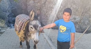 9 yaşında ekmeğinin peşinde