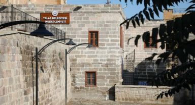 Bağlama öğrenmek isteyenler Talas Musiki Cemiyeti’ne