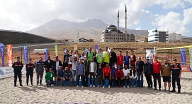 Erciyes'te En Havalı Voleybol Turnuvası'nda 16 Takım Mücadele Etti