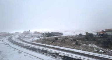 Erciyes'te kar yağışı sürüyor