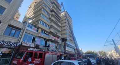  İş yerinin terasında çıkan yangını itfaiye söndürdü