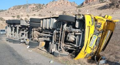 Kayseri'de ay çekirdeği yüklü TIR devrildi: 1 Yaralı