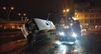 Kayseri'de midibüs devrildi!