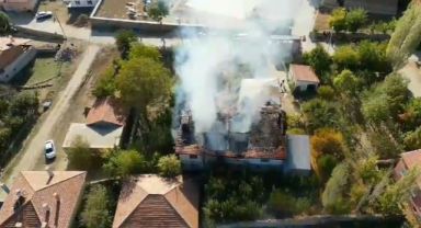 Müstakil ev çıkan yangında kullanılamaz hale geldi