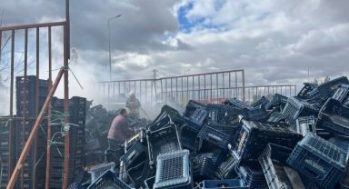  Ot yangını plastik kasalara sıçradı, faciadan dönüldü