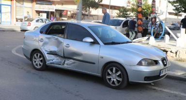 Otomobil ile minibüs çarpıştı: 7'si öğrenci 8 yaralı