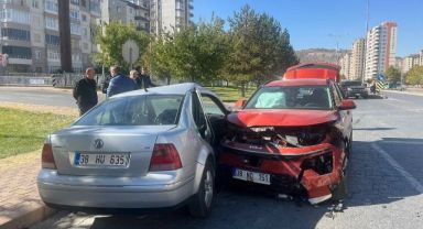 Otomobiller kavşakta çarpıştı: 3 yaralı