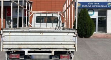  Seyir halinde kasasından merdiven düşen kamyonet bulundu