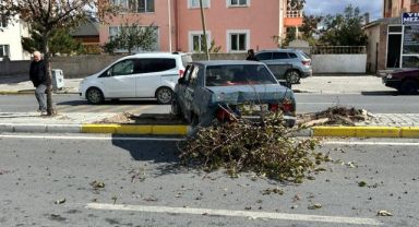 Tırla çarpışan otomobil refüje çıktı