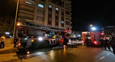 Evini ateşe verdi, binayı sokağa döktü
