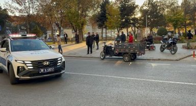 Genci bıçaklayan 2 kişi, kaçarken düşüp yaralandı