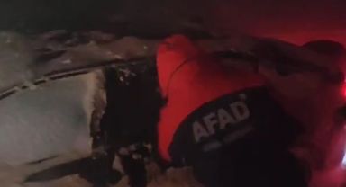  Kara gömülen otomobilin üzerindeki karları elleriyle kazarak vatandaşları kurtardılar