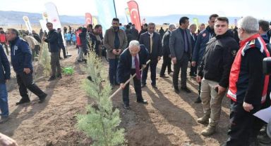  Kayseri'de 3 bin fidan toprakla buluşturuldu