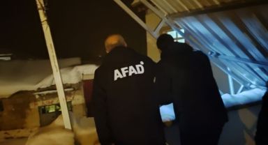 Kayseri'de çatının çökmesi sonucu mahsur kalan karı koca kurtarıldı