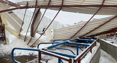  Kayseri'de karın ağırlığına dayanamayan ahırın çatısı çöktü: 17 hayvan telef oldu