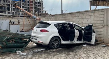 Kaza yapan otomobil iş yeri duvarına girdi, yaşlı adam kıl payı kurtuldu