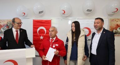  Kızılay'dan kazandığı ödülü Kızılay'a bağışladı