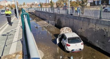  Kontrolden çıkan otomobil kanala uçtu