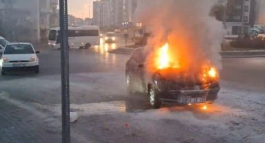  Seyir halindeki otomobil yandı