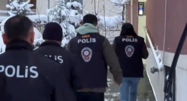 Tatil turu ilanlarıyla vatandaşları dolandıran 8 şüpheli yakalandı