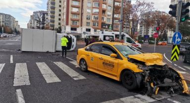 Ticari taksi ile çarpışan kamyonet devrildi: 6 yaralı