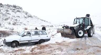 Bünyan'da kayarak şarampole düşen araç kurtarıldı