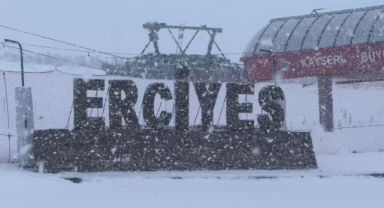 Erciyes'e yağan kar tatilcilerin yüzünü güldürdü